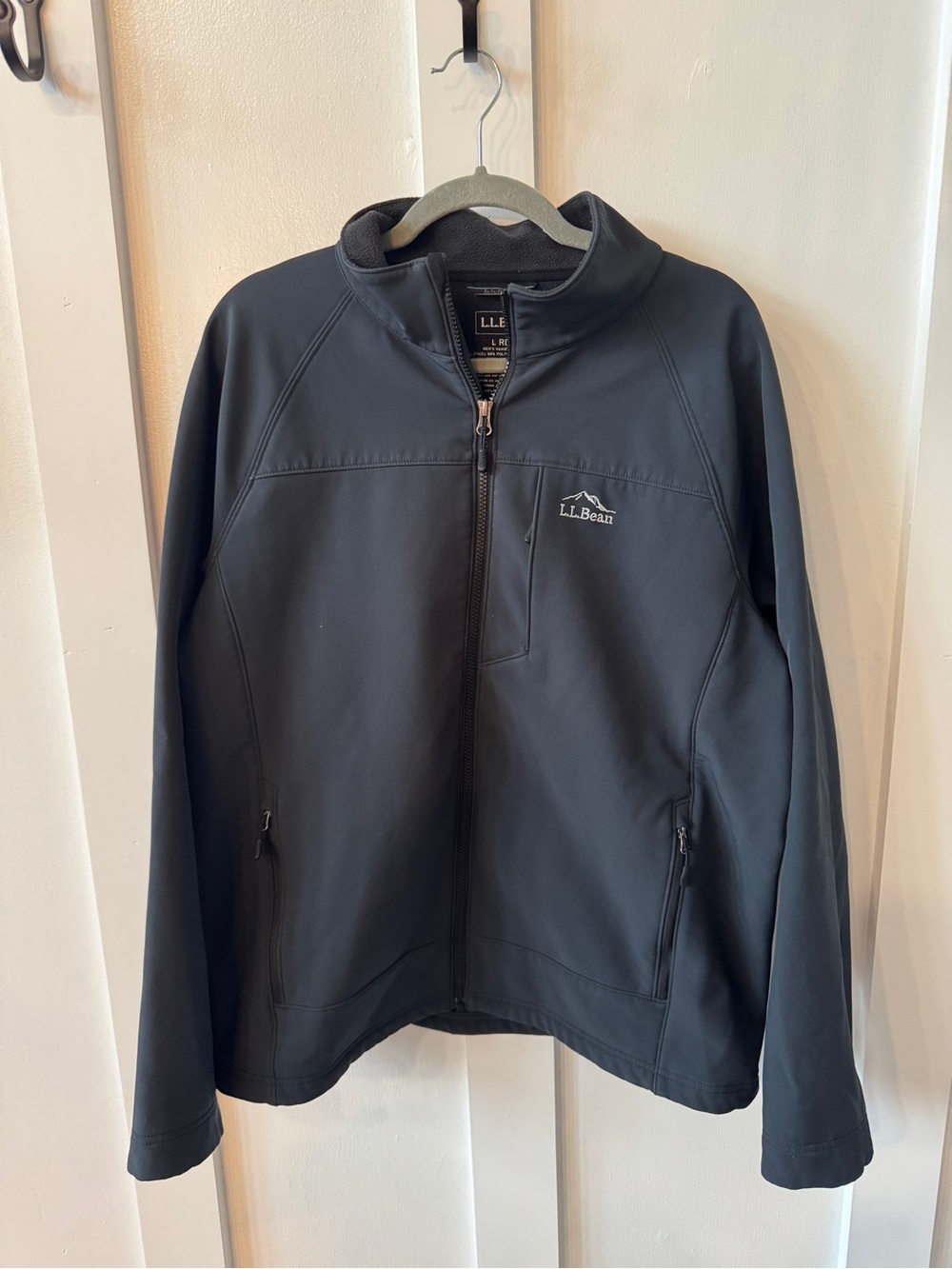 L.L. Bean Men's Windproof Softshell Jacket
Size Large - Picture 2 of 7